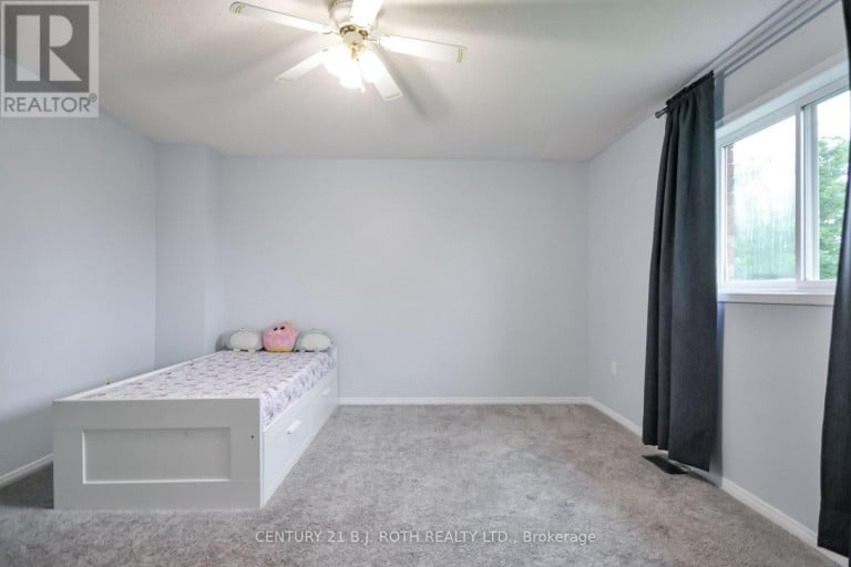 17 CROMPTON DRIVE, Barrie (Little Lake), Ontario, L4M6N1