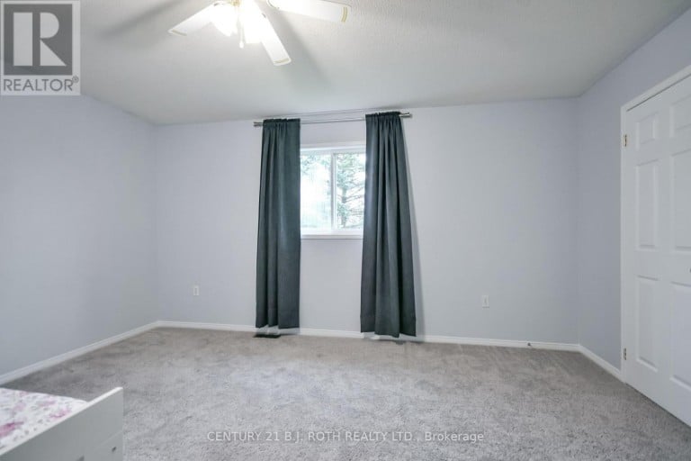 17 CROMPTON DRIVE, Barrie (Little Lake), Ontario, L4M6N1