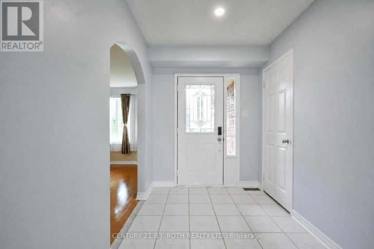 17 CROMPTON DRIVE, Barrie (Little Lake), Ontario, L4M6N1