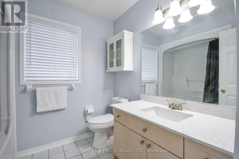 17 CROMPTON DRIVE, Barrie (Little Lake), Ontario, L4M6N1