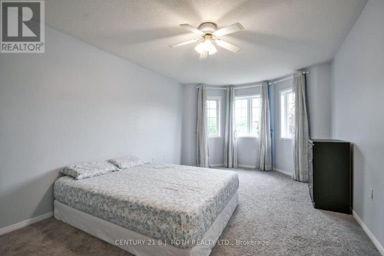 17 CROMPTON DRIVE, Barrie (Little Lake), Ontario, L4M6N1