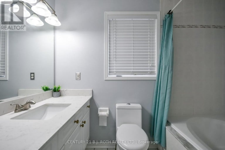 17 CROMPTON DRIVE, Barrie (Little Lake), Ontario, L4M6N1