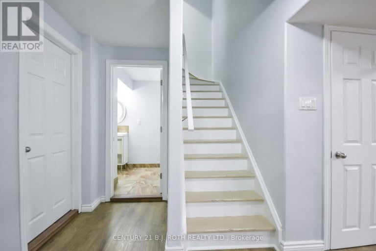 17 CROMPTON DRIVE, Barrie (Little Lake), Ontario, L4M6N1