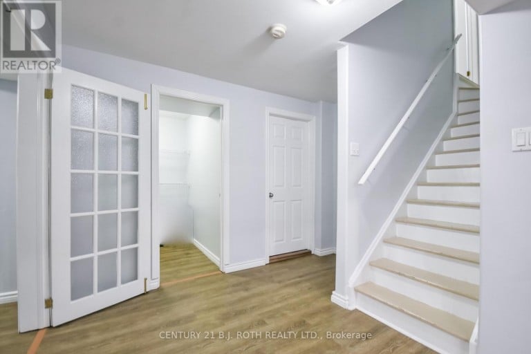 17 CROMPTON DRIVE, Barrie (Little Lake), Ontario, L4M6N1