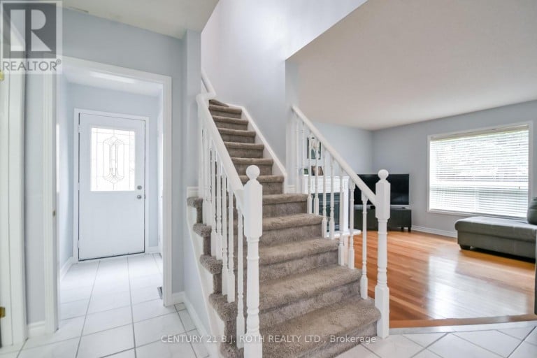 17 CROMPTON DRIVE, Barrie (Little Lake), Ontario, L4M6N1