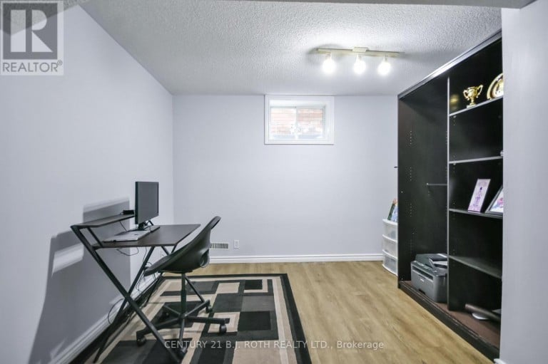 17 CROMPTON DRIVE, Barrie (Little Lake), Ontario, L4M6N1