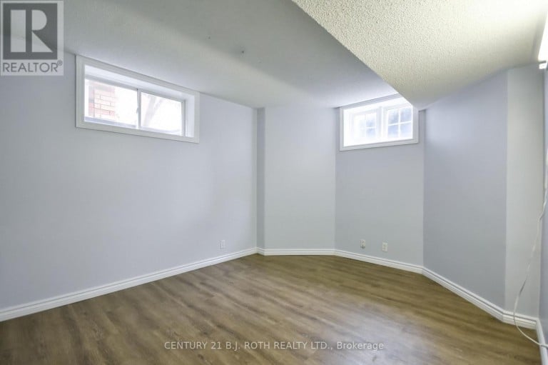 17 CROMPTON DRIVE, Barrie (Little Lake), Ontario, L4M6N1