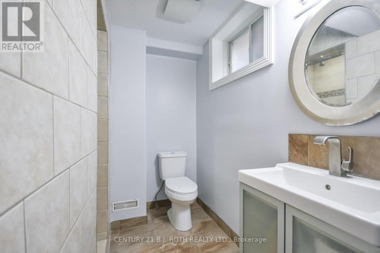 17 CROMPTON DRIVE, Barrie (Little Lake), Ontario, L4M6N1