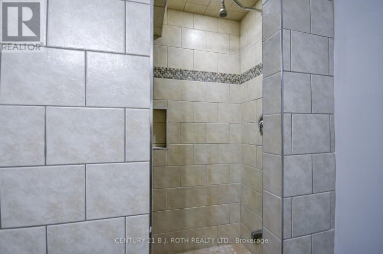 17 CROMPTON DRIVE, Barrie (Little Lake), Ontario, L4M6N1