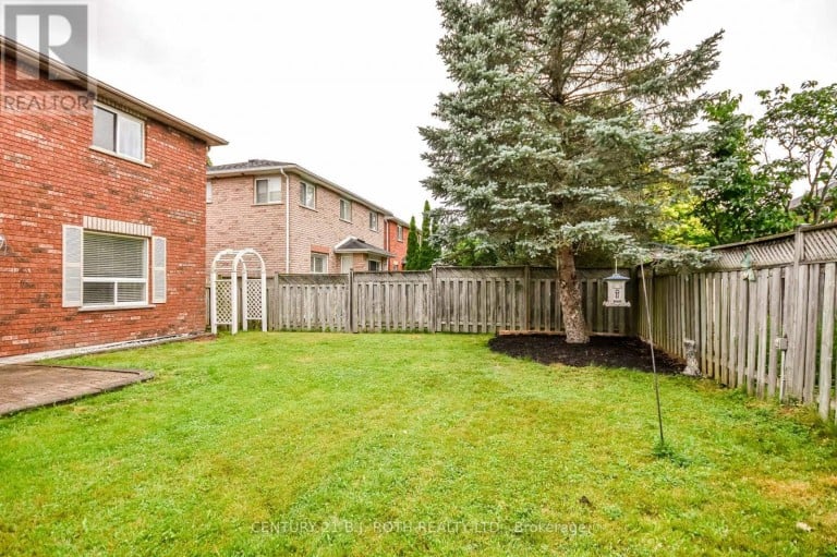 17 CROMPTON DRIVE, Barrie (Little Lake), Ontario, L4M6N1