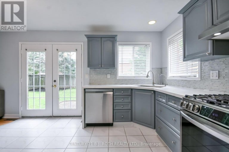 17 CROMPTON DRIVE, Barrie (Little Lake), Ontario, L4M6N1