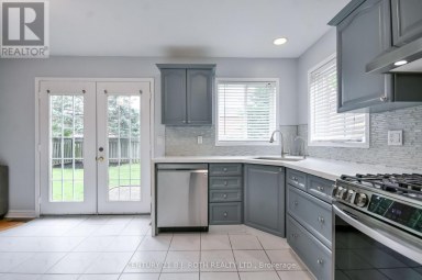 17 CROMPTON DRIVE Barrie (Little Lake) Ontario photo 4