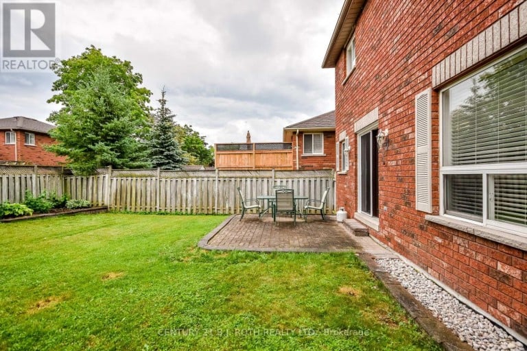 17 CROMPTON DRIVE, Barrie (Little Lake), Ontario, L4M6N1