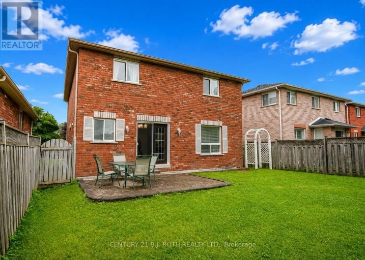 17 CROMPTON DRIVE, Barrie (Little Lake), Ontario, L4M6N1