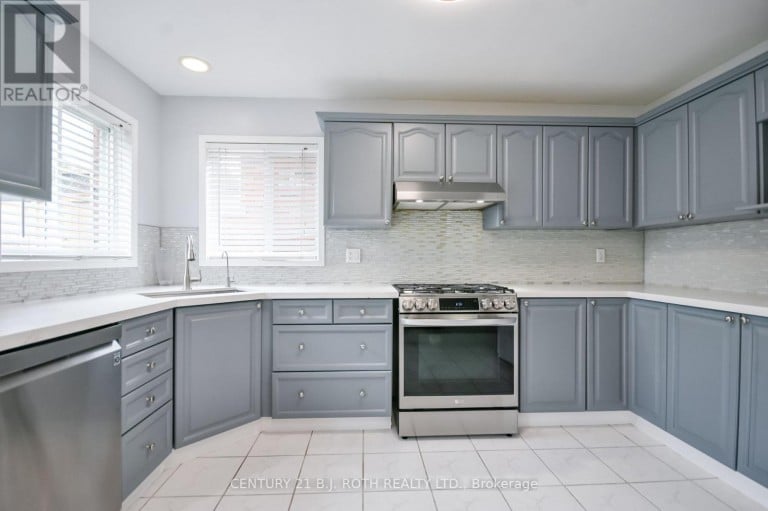 17 CROMPTON DRIVE, Barrie (Little Lake), Ontario, L4M6N1