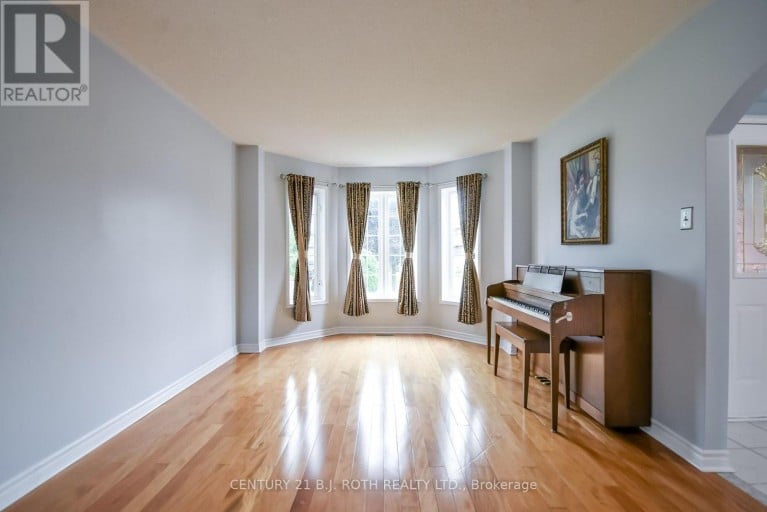 17 CROMPTON DRIVE, Barrie (Little Lake), Ontario, L4M6N1
