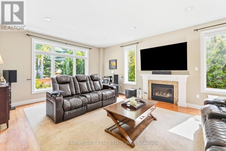 527 MEADOW WOOD ROAD, Mississauga (Clarkson), Ontario, L5J2S4