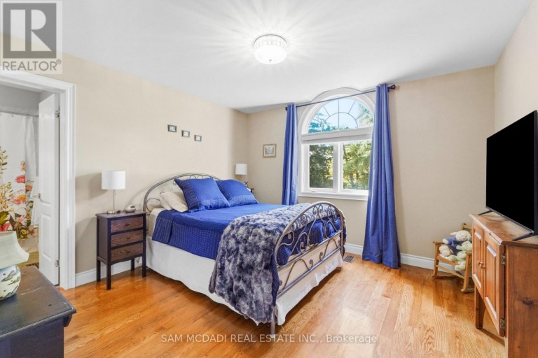 527 MEADOW WOOD ROAD, Mississauga (Clarkson), Ontario, L5J2S4