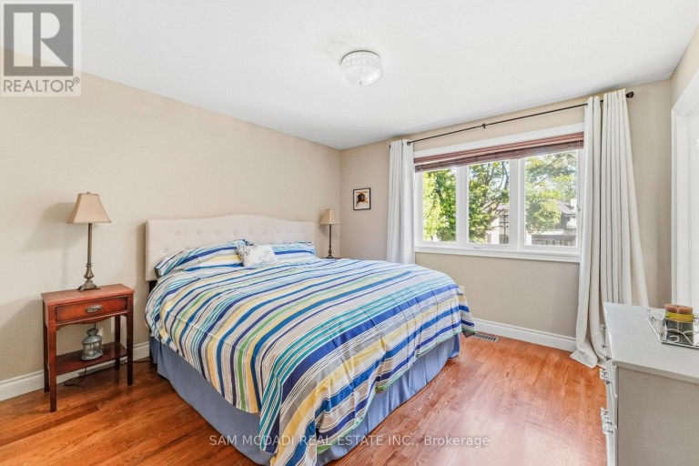 527 MEADOW WOOD ROAD, Mississauga (Clarkson), Ontario, L5J2S4