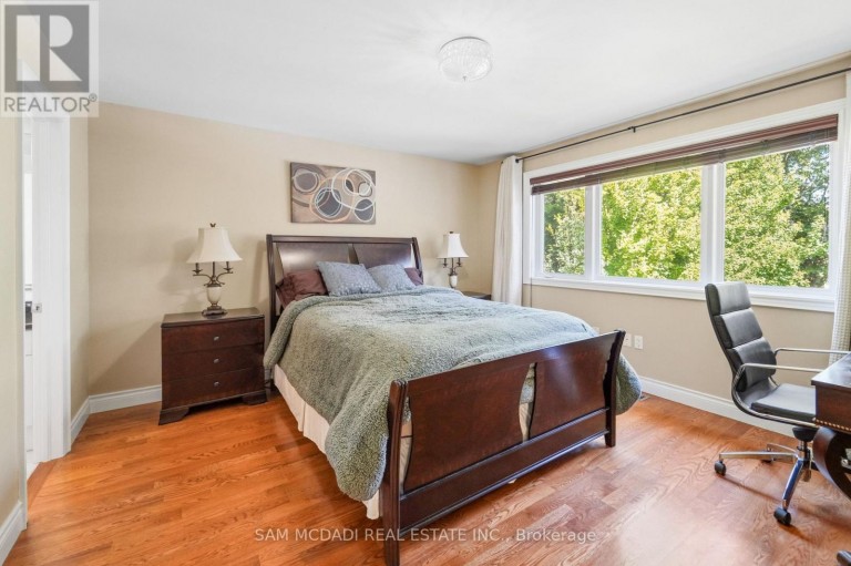 527 MEADOW WOOD ROAD, Mississauga (Clarkson), Ontario, L5J2S4
