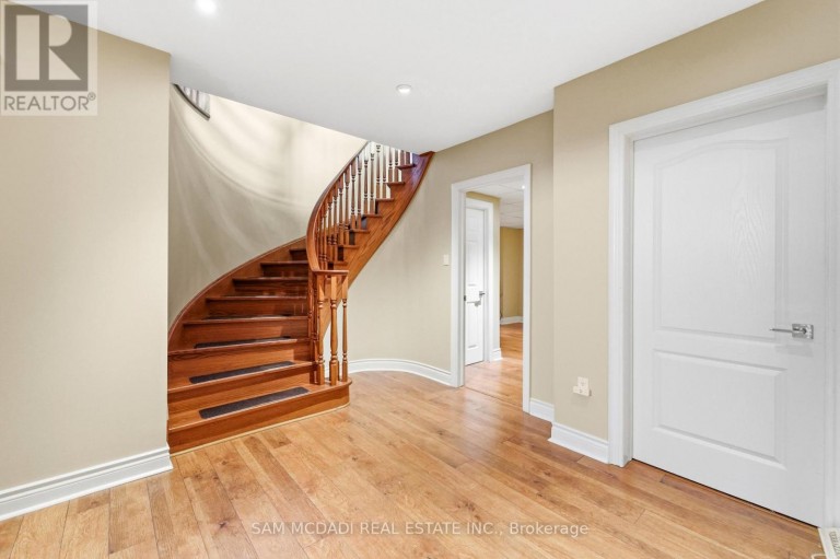 527 MEADOW WOOD ROAD, Mississauga (Clarkson), Ontario, L5J2S4