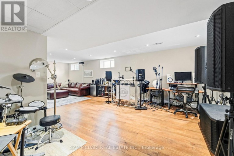 527 MEADOW WOOD ROAD, Mississauga (Clarkson), Ontario, L5J2S4