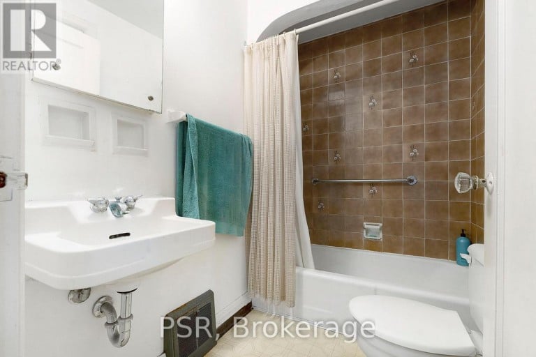 381 VICTORIA STREET N, Kitchener, Ontario, N2H5E4