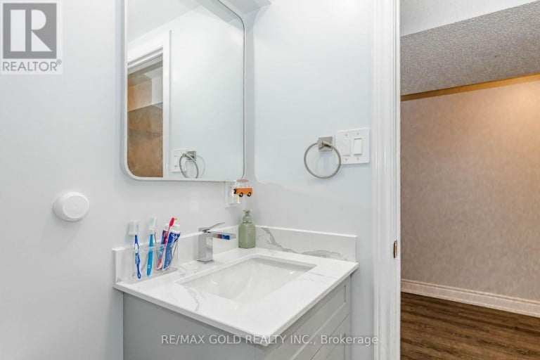 83 WICKSTEAD COURT, Brampton (Sandringham-Wellington), Ontario, L6R1N8