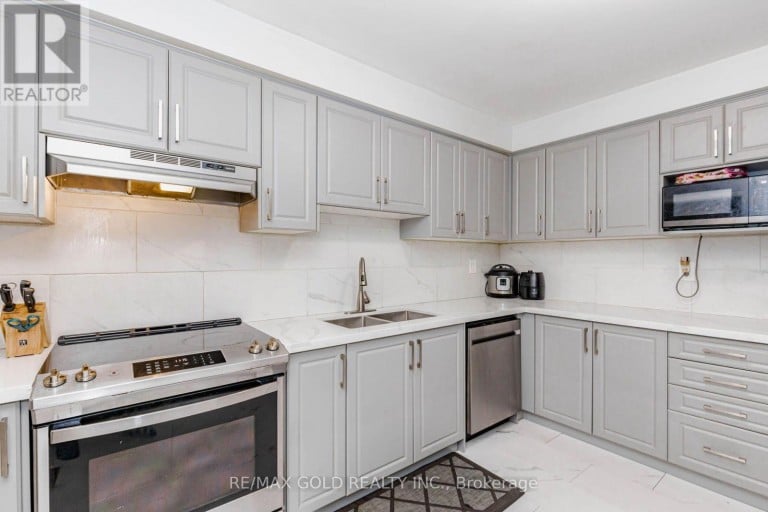 83 WICKSTEAD COURT, Brampton (Sandringham-Wellington), Ontario, L6R1N8