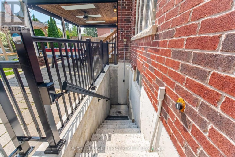 27 MINFORD AVENUE, Toronto (Wexford-Maryvale), Ontario, M1R2B2