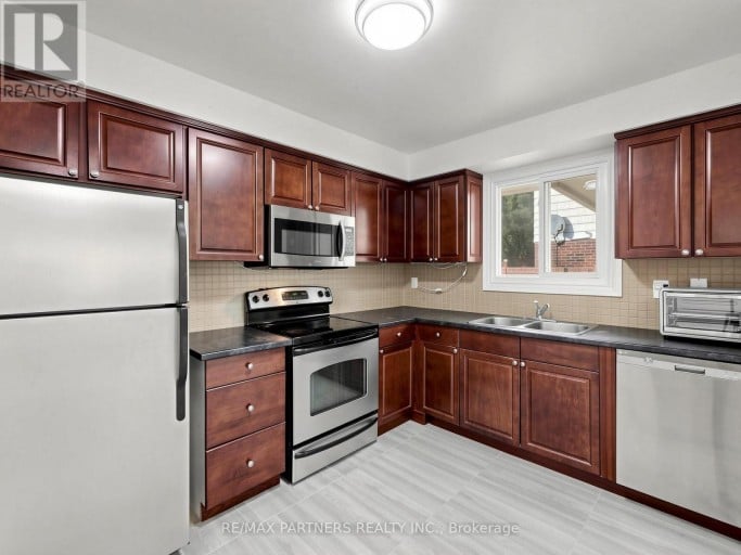 35 CULHAM STREET, Oakville (CP College Park), Ontario, L6H1G3