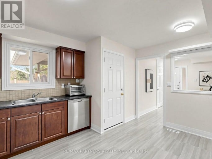 35 CULHAM STREET, Oakville (CP College Park), Ontario, L6H1G3