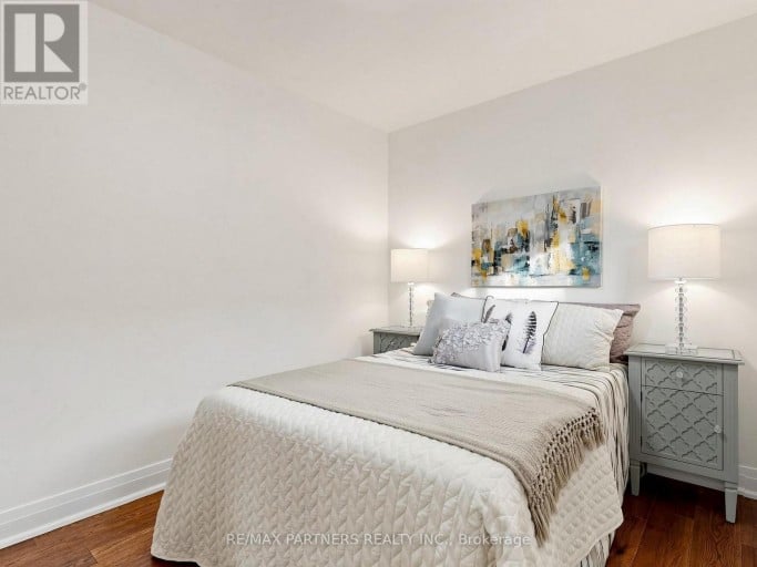 35 CULHAM STREET, Oakville (CP College Park), Ontario, L6H1G3