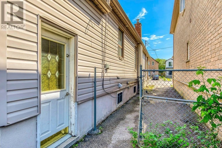 66 TWENTY NINTH STREET, Toronto (Long Branch), Ontario, M8W3B2