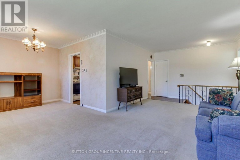 43 SUSSEX AVENUE, Richmond Hill (Crosby), Ontario, L4C2E5