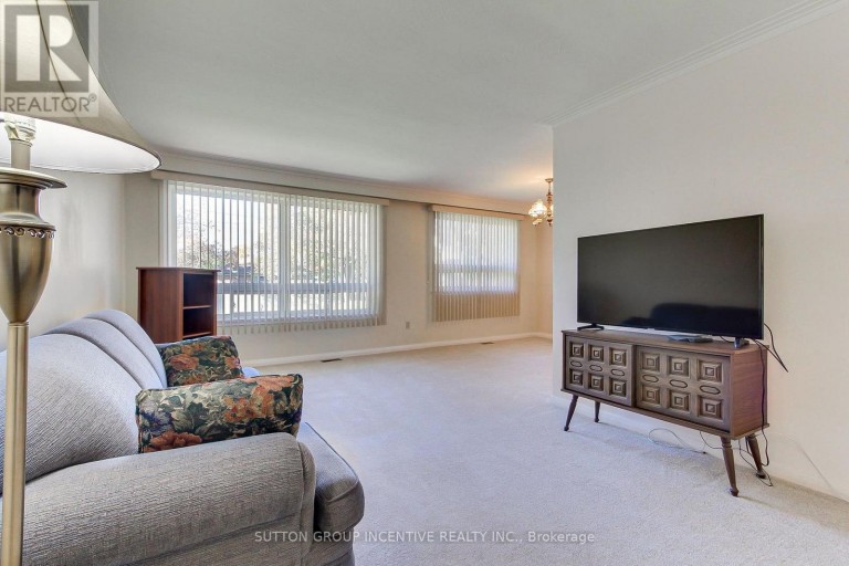 43 SUSSEX AVENUE, Richmond Hill (Crosby), Ontario, L4C2E5