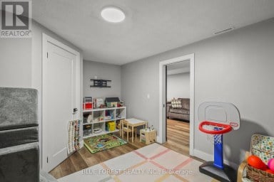 106 HAROLD CT COURT Lucan Biddulph (Lucan) Ontario photo 34
