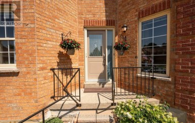 412 BUTLER COURT Aurora (Aurora Village) Ontario photo 3