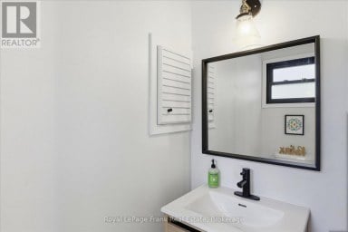 956 WELLER STREET Peterborough (Monaghan Ward 2) Ontario photo 8