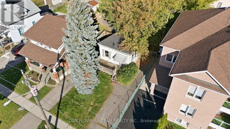 372 PINE AVENUE, Oshawa (Vanier), Ontario, L1J2H8