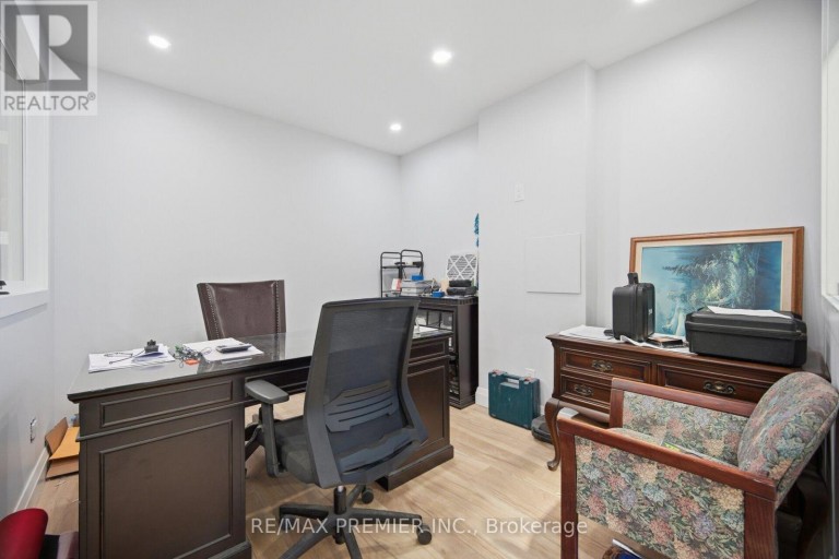 34 RIVALDA ROAD E, Toronto (Humbermede), Ontario, M9M2M3