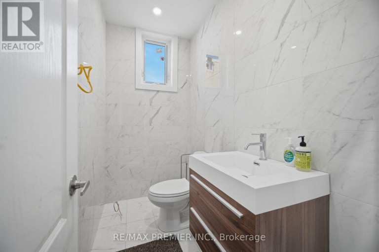 34 RIVALDA ROAD E, Toronto (Humbermede), Ontario, M9M2M3