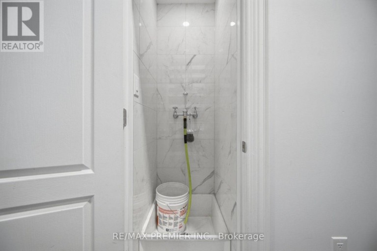 34 RIVALDA ROAD E, Toronto (Humbermede), Ontario, M9M2M3