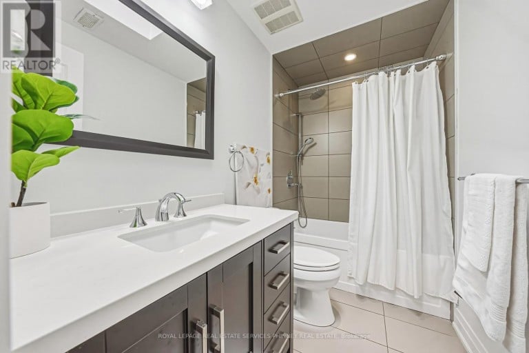 52 JOYMAR DRIVE, Mississauga (Streetsville), Ontario, L5M1E9