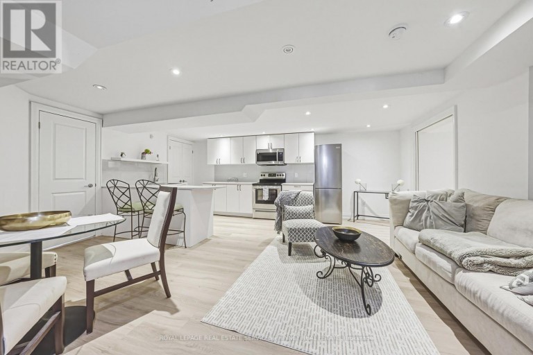 52 JOYMAR DRIVE, Mississauga (Streetsville), Ontario, L5M1E9