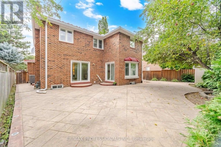 4 MCFADDEN DRIVE, Brampton (Heart Lake East), Ontario, L6Z3H4