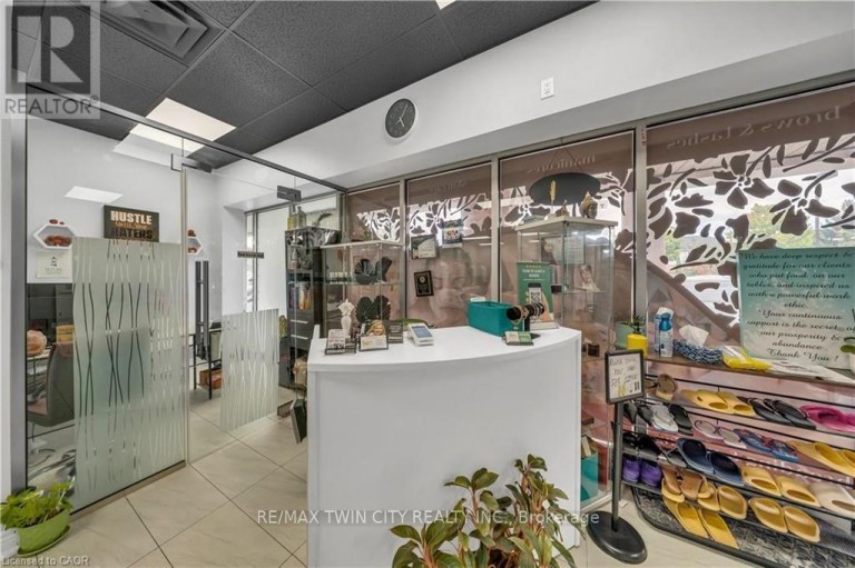 8 - 370 EASTBRIDGE BOULEVARD, Waterloo, Ontario, N2K4P1