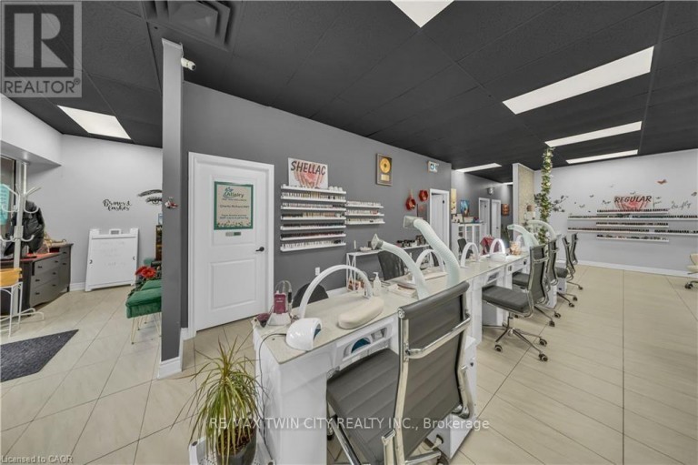 8 - 370 EASTBRIDGE BOULEVARD, Waterloo, Ontario, N2K4P1
