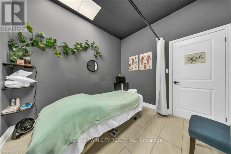 8 - 370 EASTBRIDGE BOULEVARD, Waterloo, Ontario, N2K4P1