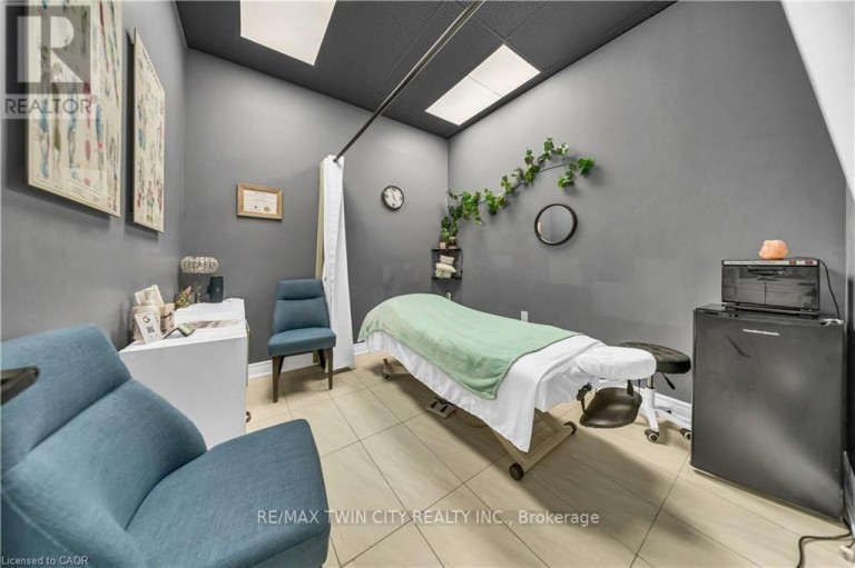 8 - 370 EASTBRIDGE BOULEVARD, Waterloo, Ontario, N2K4P1